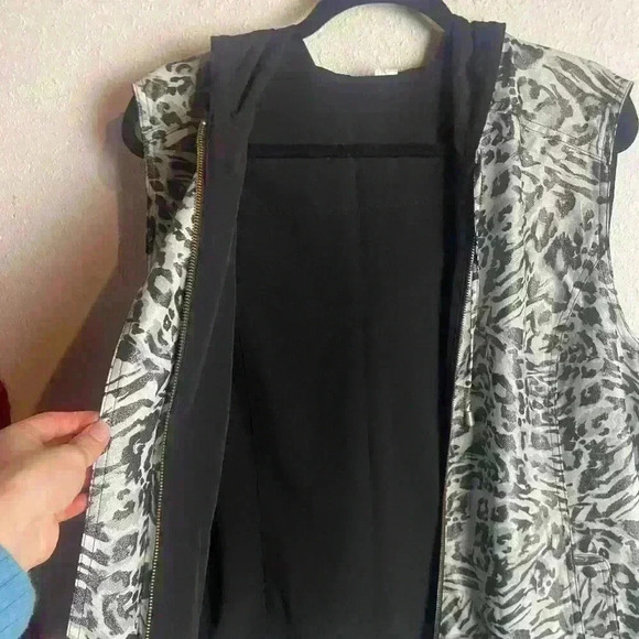 Chico's Zenergy Size 3 Neema Animal Print Reversible Vest Jacket Black Hooded xl - Picture 2 of 7